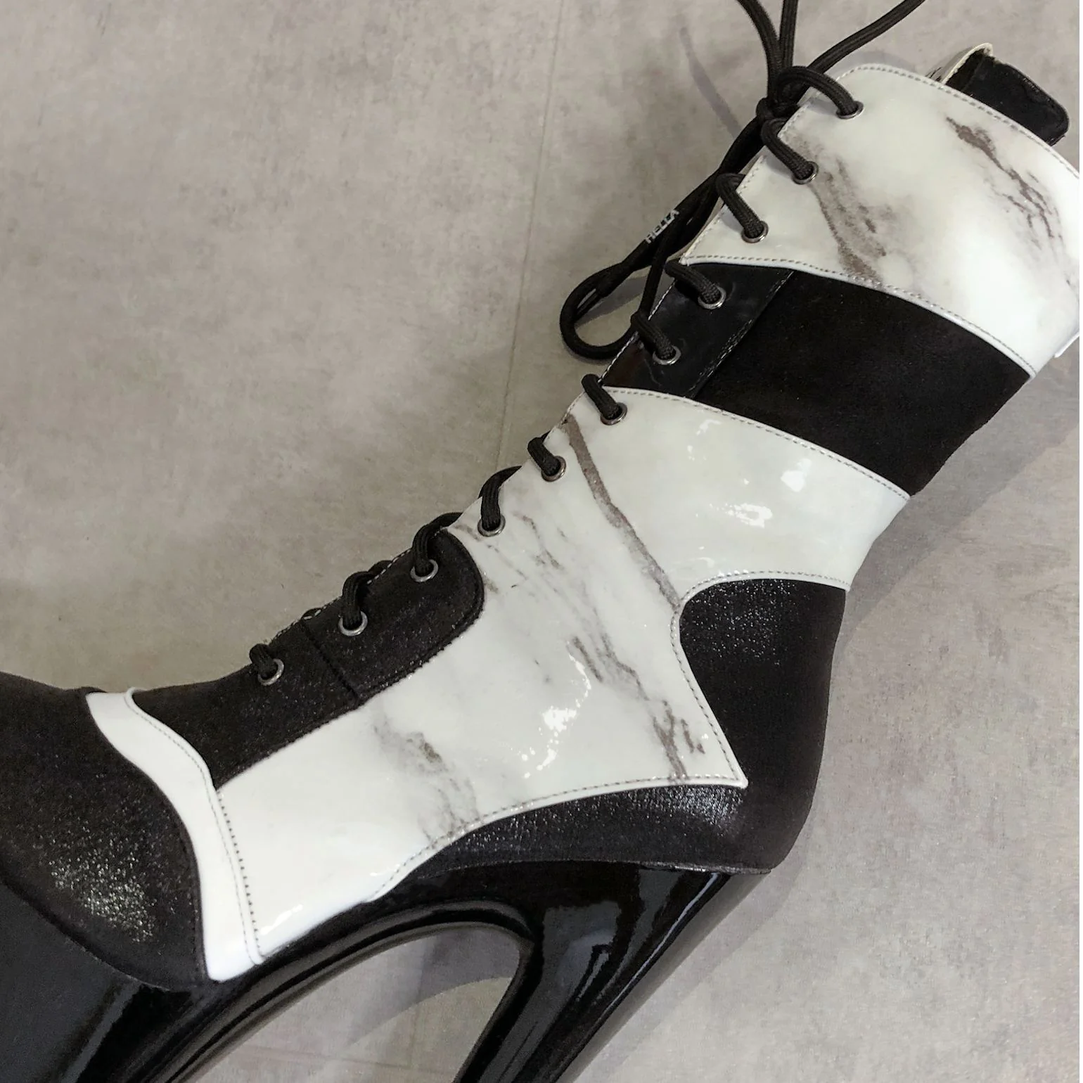 Empire Kicks Sneaker White Marble - 7 INCH
